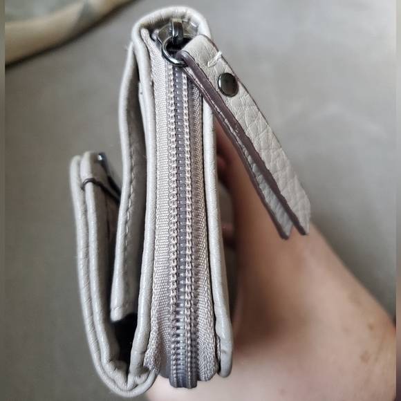 ENZO ANGIOLINI Taupe Faux Pebbled Leather Logo Lined Zip Around Wallet - Picture 7 of 10